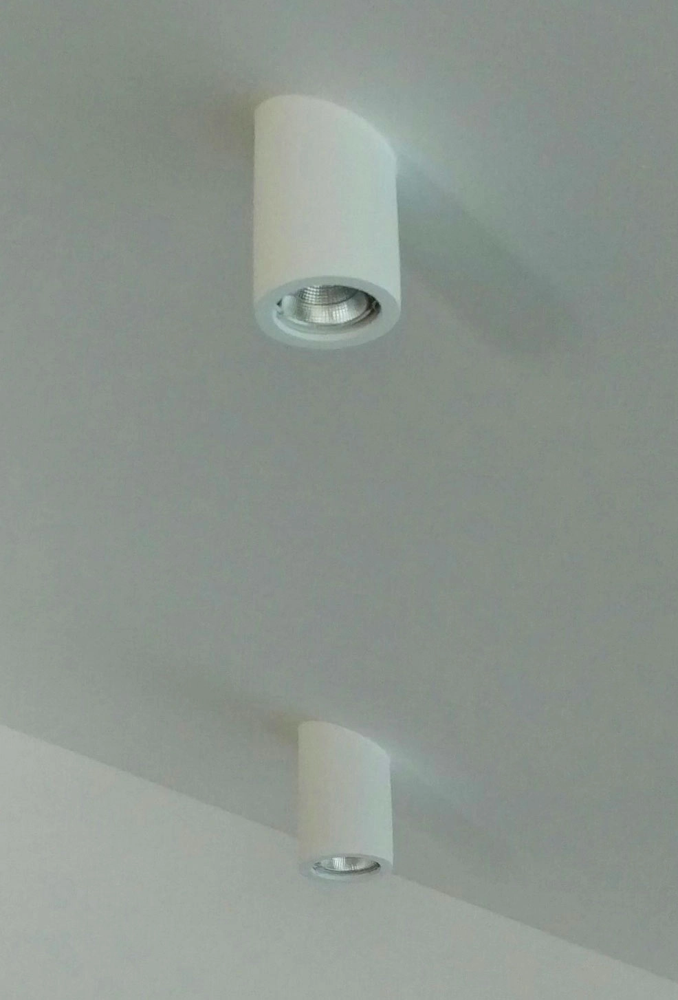 Sloped ceiling with adjusted spotlights – Custom