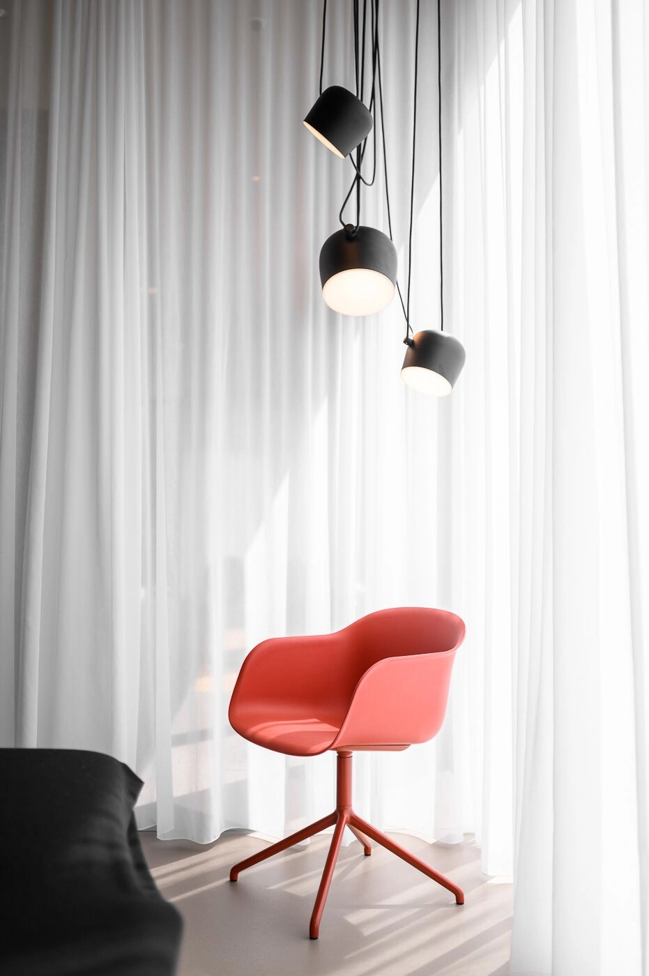 Flos Aim Ensemble suspensions